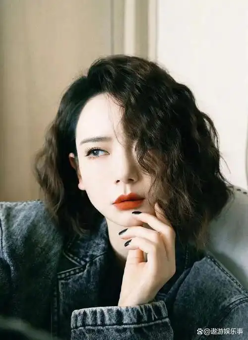 既帅气又迷人的戚薇