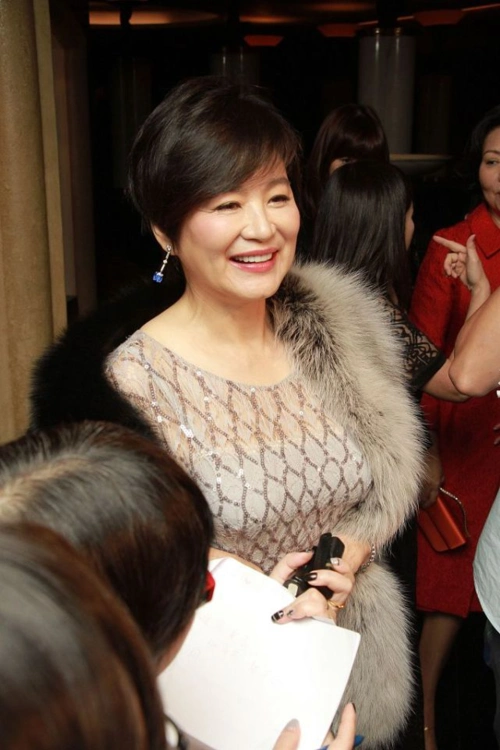 林青霞老了也貌美如花在身上穿金戴银看上去既华丽又高贵