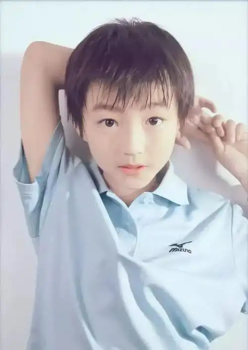 信了杨紫的话去搜小时候的王俊凯微博果然过于沙雕