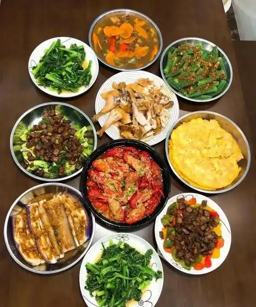 春天广东网友晒家常菜同一样的盘子不同味最后一家菜不多