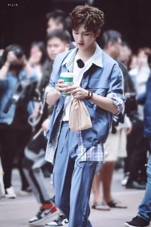 朱正廷台湾 今日份的新鲜廷帅气营业～一身海蓝色look 小卷毛的西门