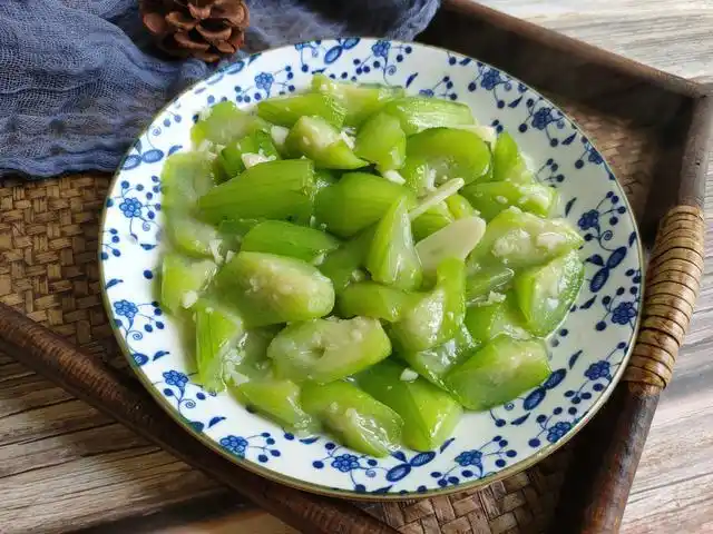 炒丝瓜颜色发黑不入味可能是这几步出错了教你做翠绿又入味