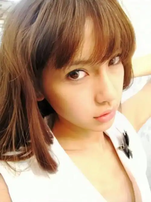 baby早期非主流自拍照曝光,近距离特写五官太过精致