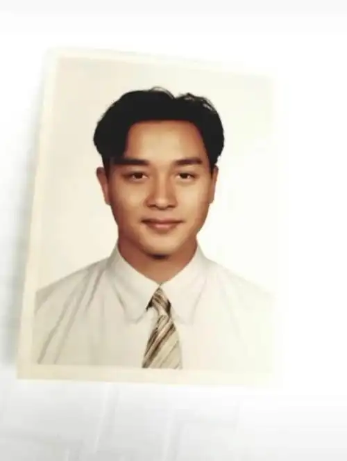 张国荣证件照罕见曝光 白衬衣花领带精神帅气