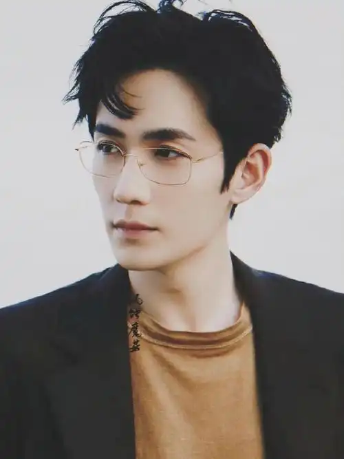 戴眼镜最耐看的12位男明星肖战朱一龙斯文王一博龚俊惊艳