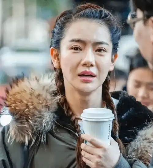 戚薇素颜近照被曝光,与化妆后差别大,这是颜值翻车了吗?