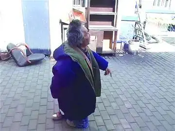 高位截肢流浪汉捡钱包 长途膝行送还失主(图)