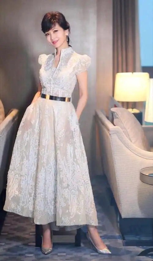 赵雅芝真是大胆开叉旗袍尽显身材年近70凹凸感依旧十足