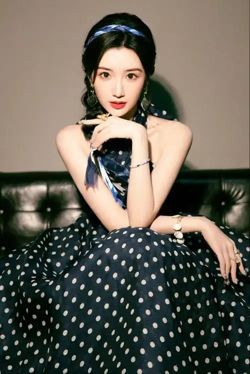 毛晓彤节目造型 毛晓彤综艺节目第二套造型,波点挂脖连衣裙搭配麻花辫