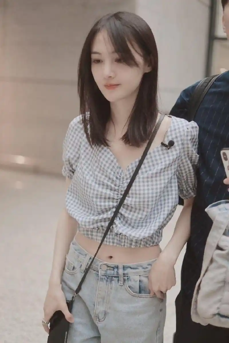 2019年6月20日,郑爽现身上海机场,当天她身穿蓝白格子上衣露肚脐秀