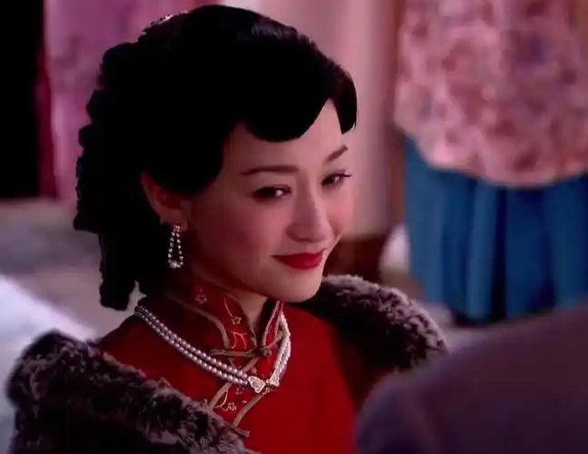 民国弹簧卷"造型,个个美得像洋娃娃,贵气扑面而来|旗袍|卷发|何晴