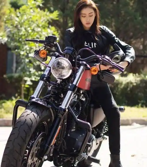 张天爱皮衣look,a4腰线展露无疑!果然对自己狠的人才好看