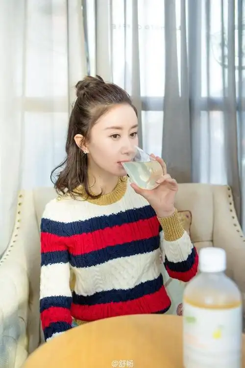 舒畅晒图丸子头配拼色毛衣美腻,网友:广告畅上线了!