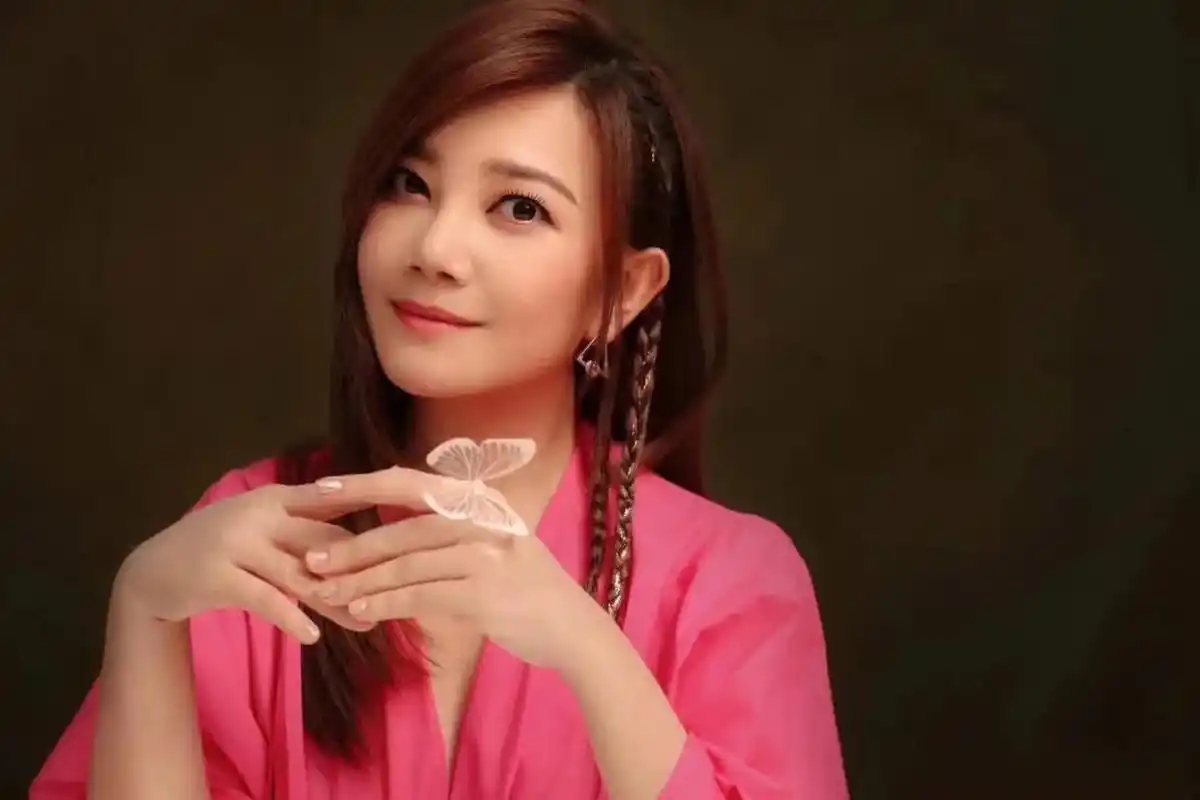 【梁静茹回应演唱会倒嗓】 近日,知名歌手梁静茹在演唱经典歌曲