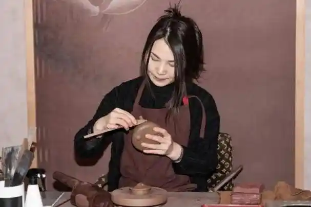 宜兴紫砂陶艺家-翊云居紫砂艺术创始人周丽萍