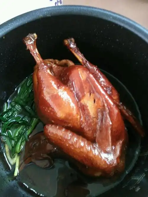 如果美少女告诉你烤鸡不用出去买 在家就能用电饭煲亲手焗一只 多汁