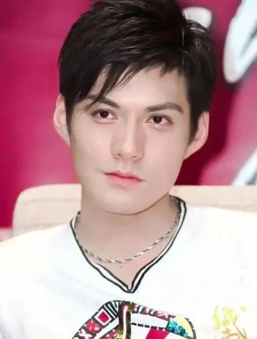 严屹宽真的帅到我心坎!古装造型似翩翩公子,现代造型堪称霸总!