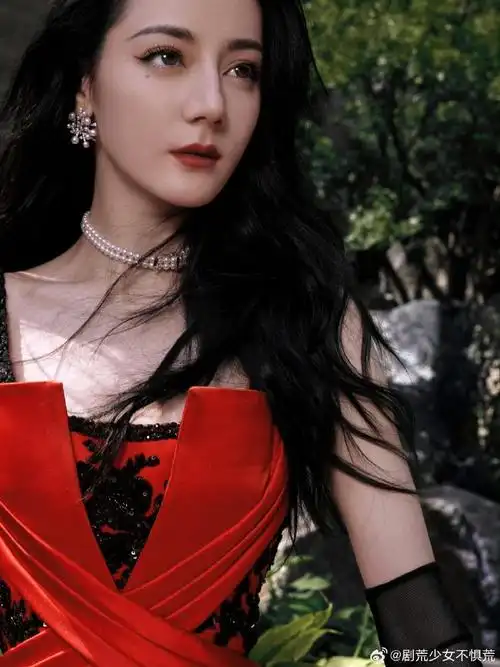 迪丽热巴烈焰玫瑰#迪丽热巴最新造型大片,一席红色钉珠刺绣礼服气场