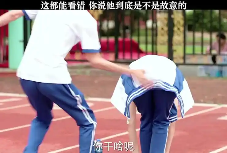 认错人真尴尬男同学上前拍打女生的屁股真是一对欢喜冤家