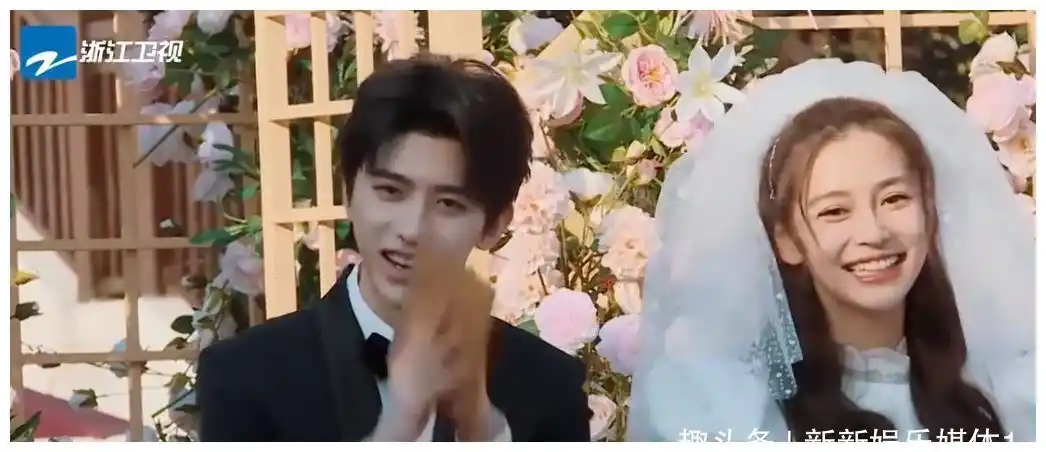 蔡徐坤和baby扮演夫妻时,谁注意到一旁的字幕?粉丝:求生欲太强