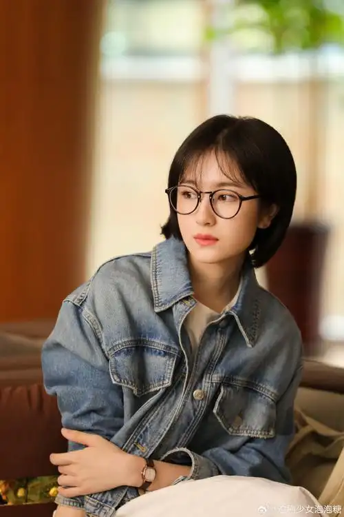 李兰迪新剧短发牛仔衣眼镜造型好乖##李兰迪一路朝阳新剧照