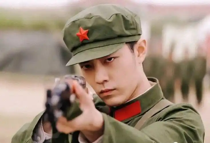 之前释出的花絮里,肖战为了追求更好的效果,手里拿着枪,在既定路线