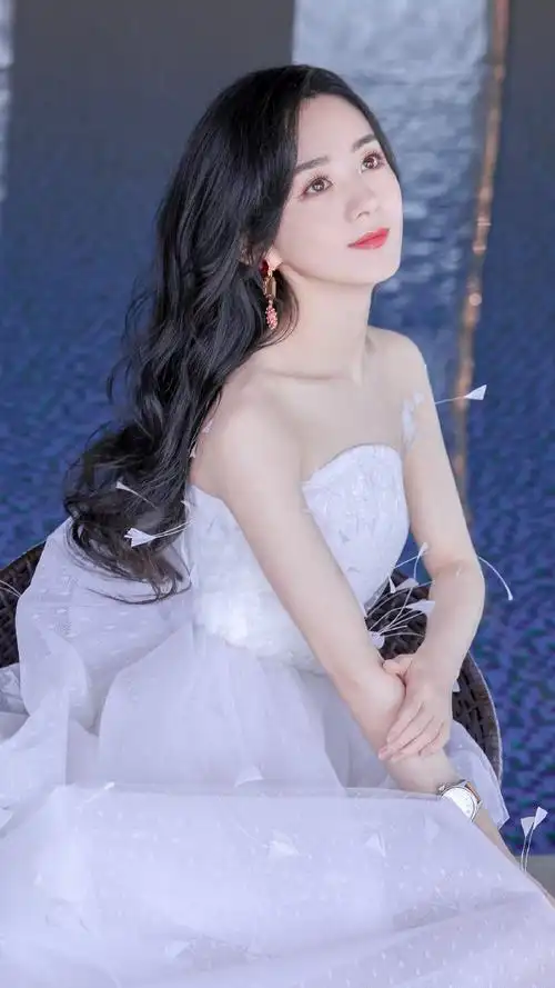 赵丽颖##赵丽颖白色羽毛抹胸裙