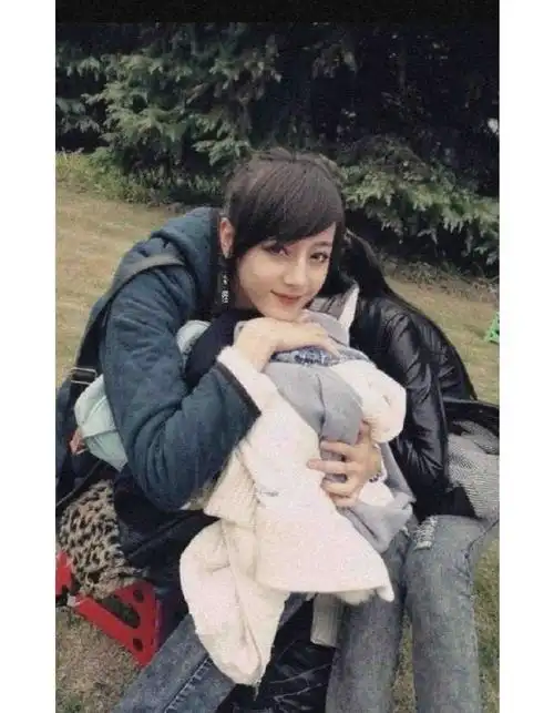 迪丽热巴学生时代斜刘海旧照