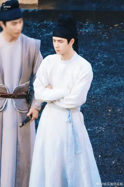 《风起洛阳》王一博白衣古装饭拍路透,是可以期待的程度吗?