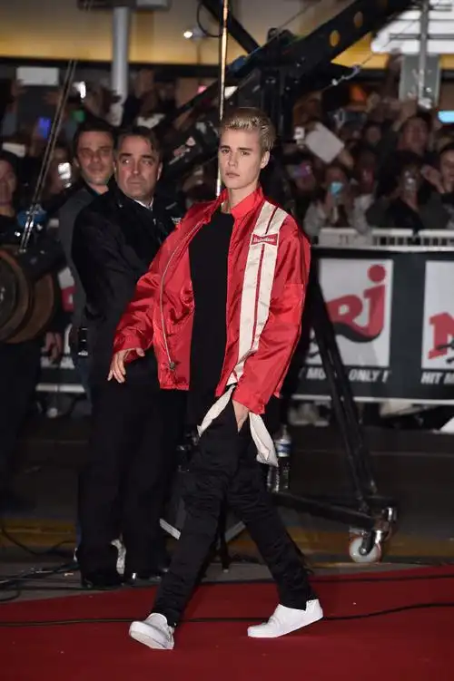 「考古时间」2015年的11月7日,比伯@justinbieber参加法国9193的