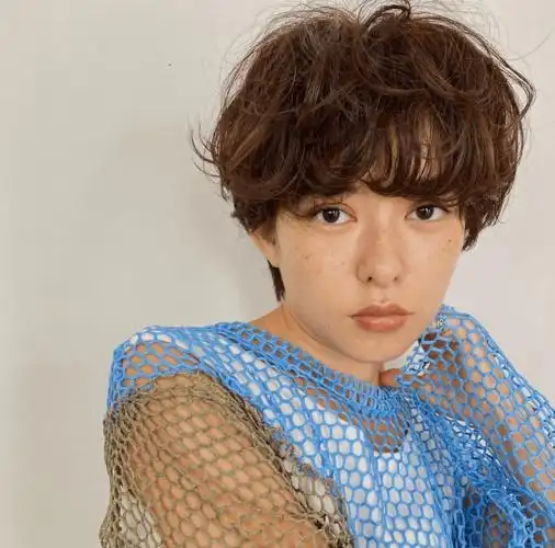 超短发烫什么卷?