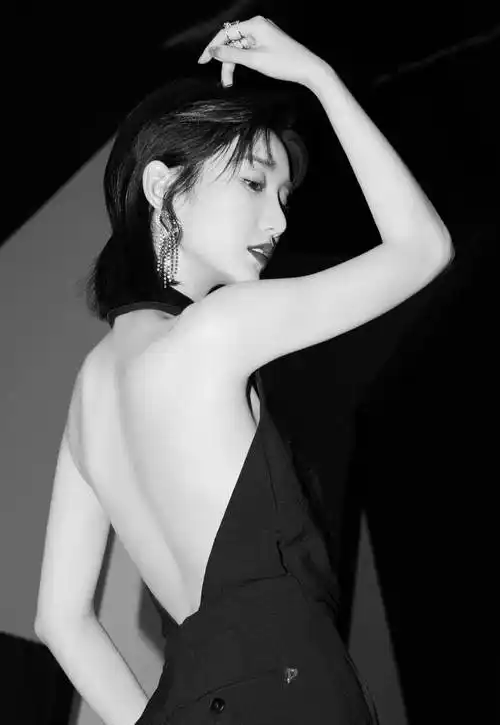 原创毛晓彤走红后变时尚女郎吊带亮片裙大秀身材陈翔看了要后悔