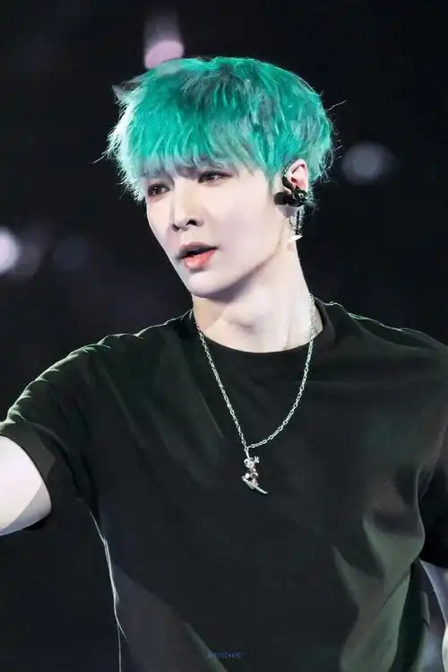 张艺兴挑染绿发