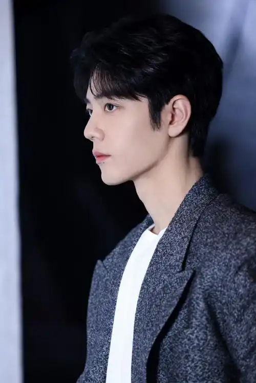 肖战工作室九宫格营业#一大早就被肖战的九宫格帅醒了,营业得刚刚好