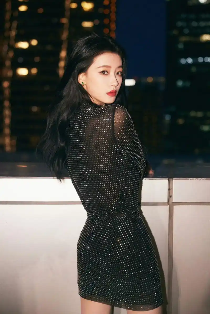 明星生图大赏# #美女# 孙怡身着黑色裙子眺望远方,前方是什么吸引住