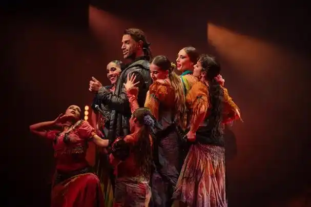 央视春晚,廖昌永和法语音乐剧明星同台,一曲《美人》太动人|音乐剧_新