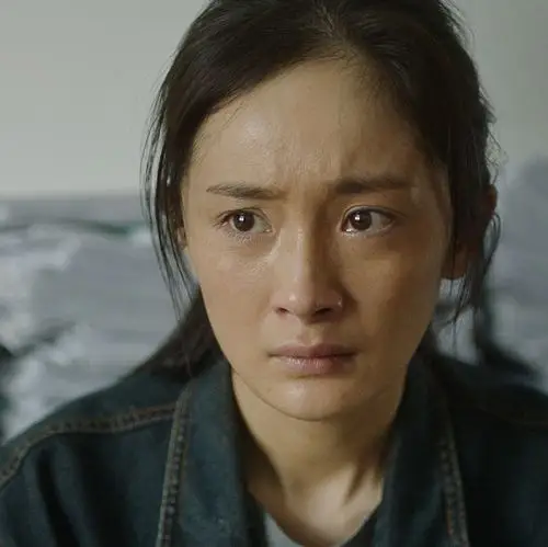 满脸雀斑皮肤蜡黄,半永久眉毛还发黄了!杨幂在戏里这么拼还是被骂了?