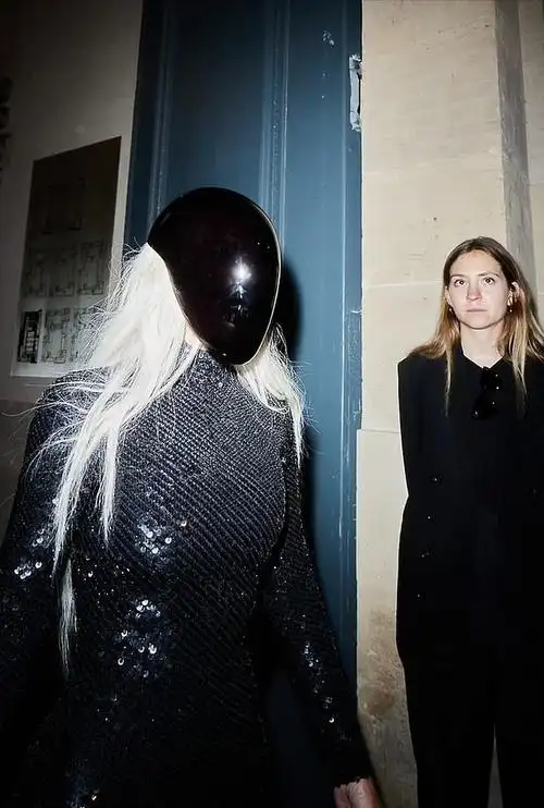 金卡戴珊又上演全黑蒙面造型?穿钻石黑裙蒙着脸,诡异风格看不懂