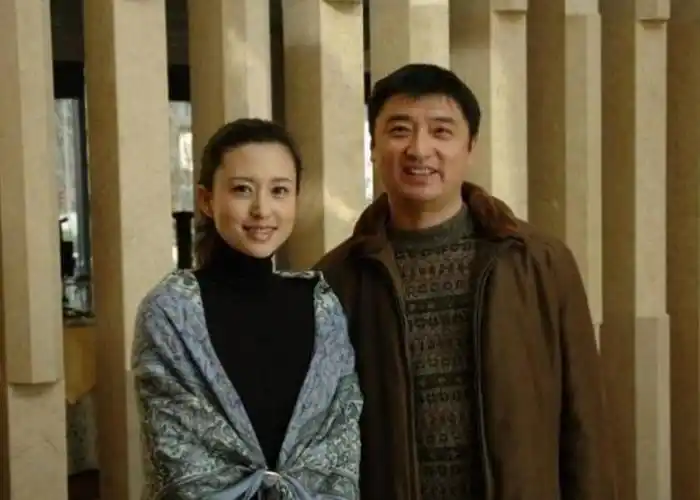 财结婚一年后张蕾再次出现在公众视野,回归央视,再任《综艺盛典》主持