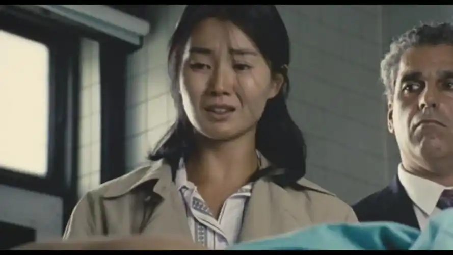 在电影甜蜜蜜里李翘看到了豹哥的尸体为什么先笑后哭她在笑些什么