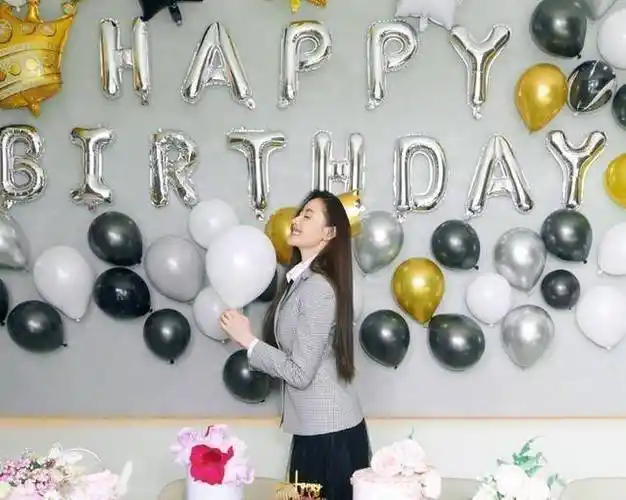 参观张天爱的豪宅,背景墙挂满气球过生日,在家还做女红,很贤惠_照片