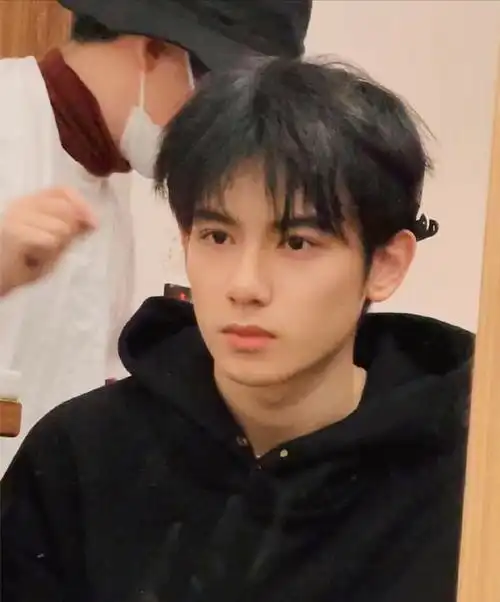 惠英红牵手胡先煦,介绍给著名导演关锦鹏,网友:妈妈的好大儿!