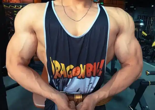 北京体育大学研究生,刷脂三个月雕刻出腹肌人鱼线,帅呆了