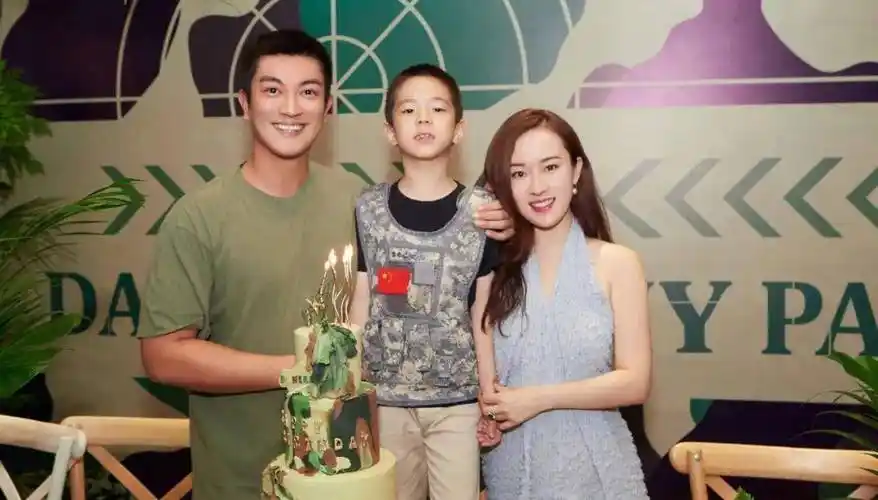 原创霍思燕带子女大方露面女儿身高直追嗯哼就读院校年费超30万