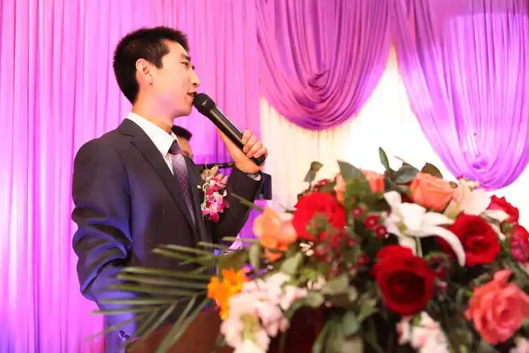 1986年11月出生,中国著名婚礼主持人及婚礼主持人导师,毕业于 a