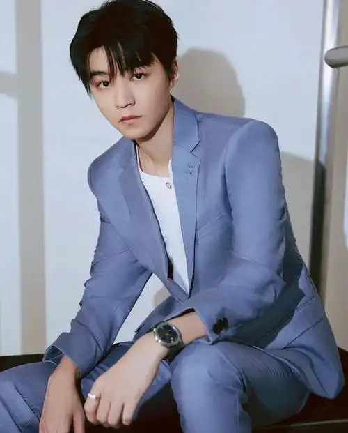 王俊凯直播活动造型图 蓝色西装造型,好精致的脸哦!_高清图集_新浪网
