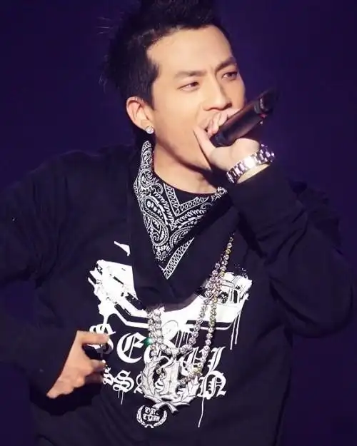 yg teddy与韩艺瑟,利用时间差在高级酒吧包厢见面?