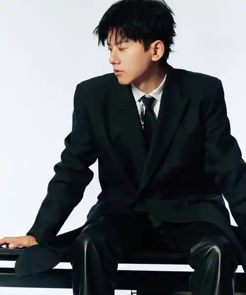 首期封面张杰留着狼尾发型,黑白拼接帅气.