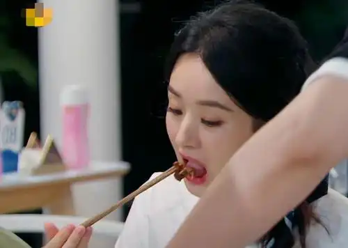赵丽颖带着口红吃饭,还一直舔嘴,吃完后再看口红:怎么做到的?