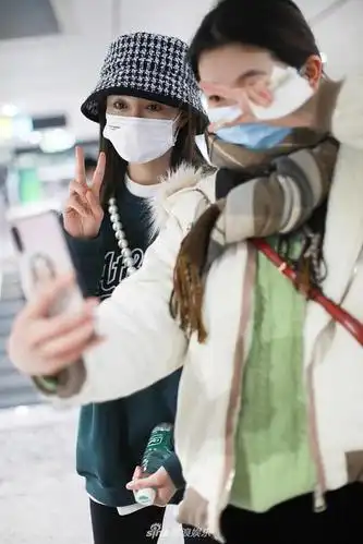 组图:沈梦辰穿绿色卫衣休闲时髦 机场获粉丝送小熊挎包幸福爆棚